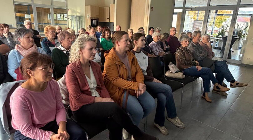 Besucherinnen und Besucher beim Medinos-Vortrag „Mystery Proctology“ zur Enddarmgesundheit in der Wolke 14 in Sonneberg