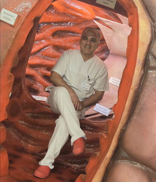 MUDr. Karim Kabir im begehbaren Herzmodell beim Abend der Medizin im Medinos Klinikum Sonneberg