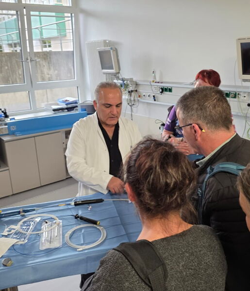 MUDr. Karim Kabir erklärt Besucherinnen und Besuchern medizinische Instrumente im Herzkatheterlabor beim Abend der Medizin in Sonneberg