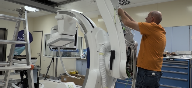 Techniker bei Arbeiten an der bildgebenden Anlage des neuen Katheterlabors im Medinos Klinikum Sonneberg