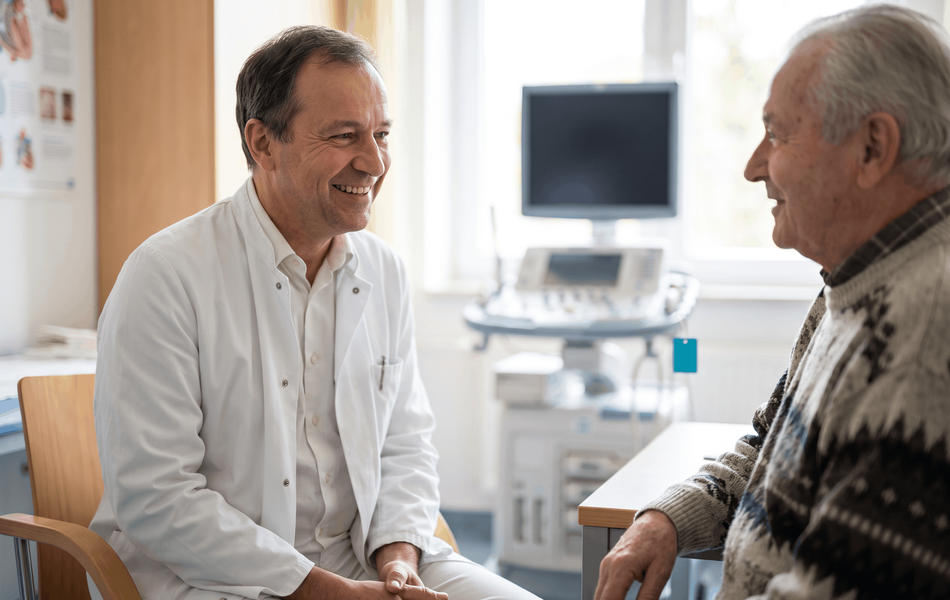 KI-generierte Darstellung eines ärztlichen Beratungsgesprächs zwischen einem Kardiologen und einem älteren Patienten. Die Szene veranschaulicht die persönliche Betreuung bei Herzerkrankungen im Medinos Klinikum Sonneberg.