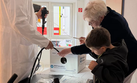 Kind bei einer medizinischen Mitmachaktion beim Abend der Medizin 2026 im Medinos Klinikum Sonneberg