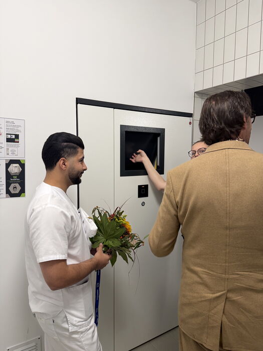 Mitarbeiter bei der Bedienung des neuen automatisierten Wäscheausgabesystems für Dienstkleidung am Klinikum Sonneberg.
