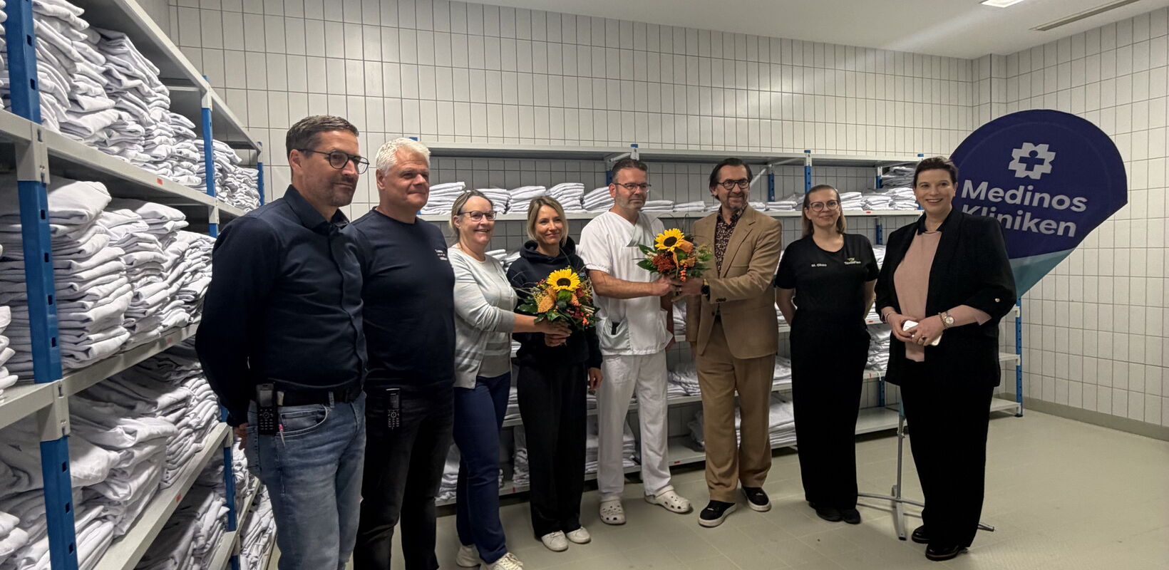 Mitarbeitende und Projektbeteiligte bei der Inbetriebnahme des neuen Wäscheausgabesystems am Medinos Klinikum Sonneberg.