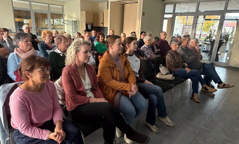 Besucherinnen und Besucher beim Medinos-Vortrag „Mystery Proctology“ zur Enddarmgesundheit in der Wolke 14 in Sonneberg