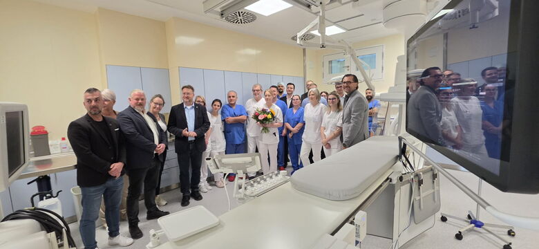 Gruppenfoto zur Inbetriebnahme des neuen Katheterlabors am Medinos Klinikum Sonneberg mit René Klinger, Matthias Kempf, Dr. med. Matthias Schwenk, MUDr. Karim Kabir, Dr. med. Burim Sallaj, Dr. phil. Jacqueline Schöbel, Steffen Klemm und Landrat Robert Ses