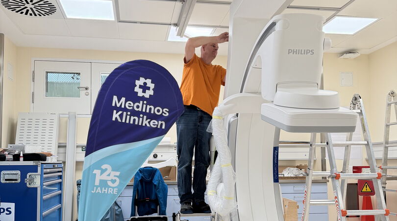 Techniker bei der Installation der bildgebenden Anlage im neuen Katheterlabor des Medinos Klinikums Sonneberg