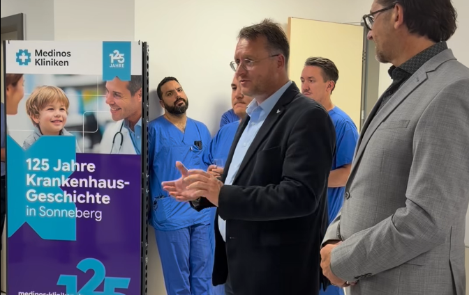 Landrat Robert Sesselmann bei einer Ansprache zur Inbetriebnahme des neuen Katheterlabors am Medinos Klinikum Sonneberg neben Geschäftsführer René Klinger.