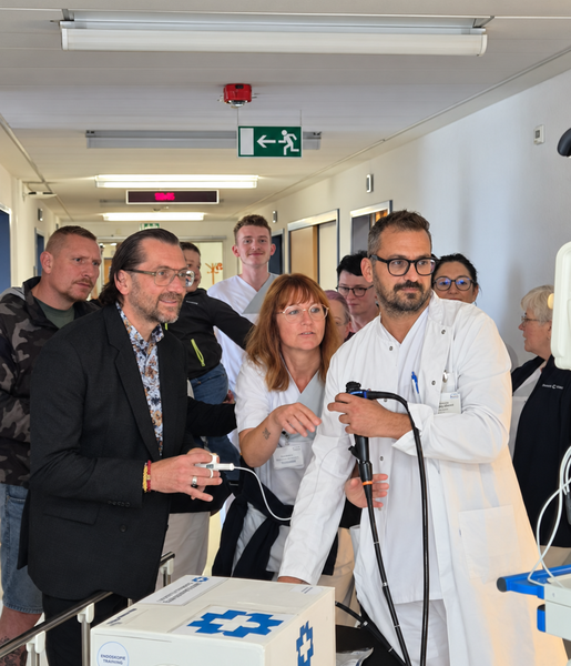 Besucherinnen und Besucher mit Geschäftsführer René Klinger bei einer Endoskopie-Demonstration während des Abends der Medizin im Medinos Klinikum Sonneberg