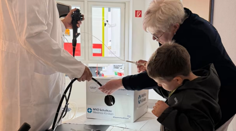Kind bei einer medizinischen Mitmachaktion beim Abend der Medizin 2026 im Medinos Klinikum Sonneberg