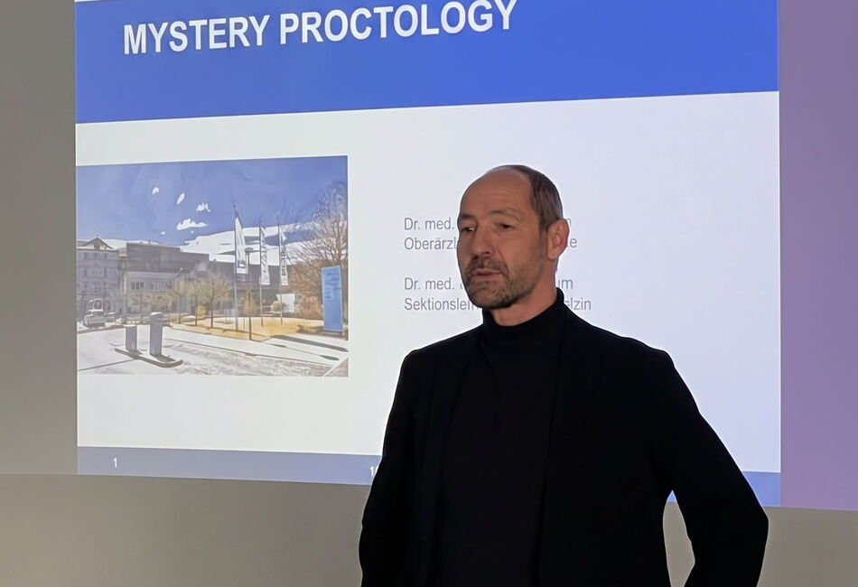 Dr. med. Matthias Eichhorn spricht beim Medinos-Vortrag „Mystery Proctology“ über Proktologie und Enddarmgesundheit in Sonneberg
