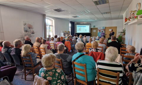 Mehr als 60 Besucherinnen und Besucher beim Vortrag zur Gelenkmedizin mit Dr. med. Martin Götz in der Landvolkbildung Sonneberg
