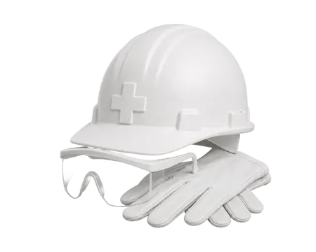 Weißer Schutzhelm mit Kreuzsymbol, Schutzbrille und Arbeitshandschuhe als freigestellte Darstellung persönlicher Schutzausrüstung.