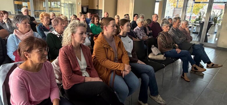 Besucherinnen und Besucher beim Medinos-Vortrag „Mystery Proctology“ zur Enddarmgesundheit in der Wolke 14 in Sonneberg