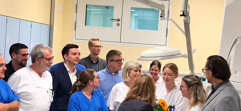 René Klinger, Steffen Klemm von Philips Medical Systems, Dr. med. Matthias Schwenk, MUDr. Karim Kabir und Mitarbeitende des Katheterlabors bei der feierlichen Inbetriebnahme am Medinos Klinikum Sonneberg.