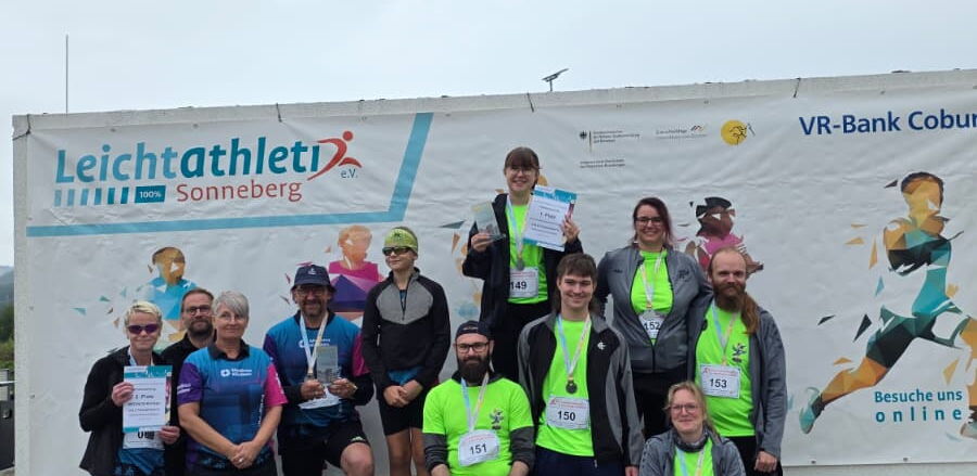 Mitarbeiterinnen und Mitarbeiter der Medinos Kliniken beim Sonneberger Firmenlauf 2026