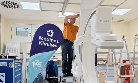 Techniker bei der Installation der bildgebenden Anlage im neuen Katheterlabor des Medinos Klinikums Sonneberg
