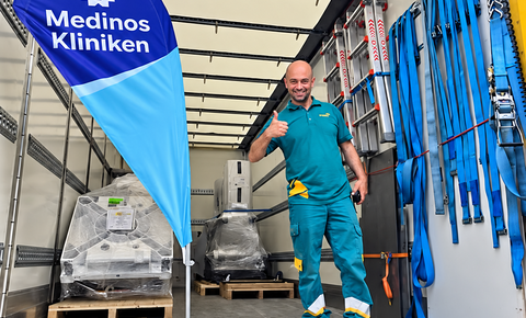 Mitarbeiter bei der Anlieferung medizinischer Technik für das neue Herzkatheterlabor am Medinos Klinikum Sonneberg.