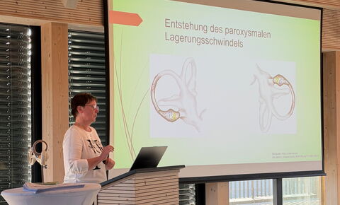 Gabriele Heublein beim Vortrag über Schwindel und Lagerungsschwindel im Bürgerhaus Neuhaus am Rennweg.