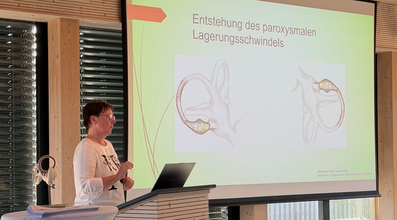 Gabriele Heublein beim Vortrag über Schwindel und Lagerungsschwindel im Bürgerhaus Neuhaus am Rennweg.