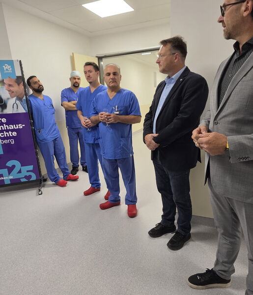 MUDr. Karim Kabir und Dr. med. Burim Sallaj mit Mitarbeitenden der Kardiologie sowie Robert Sesselmann und René Klinger bei der Inbetriebnahme des neuen Katheterlabors am Medinos Klinikum Sonneberg.