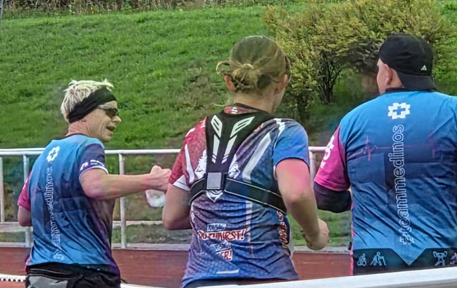 Läuferinnen und Läufer des Team Medinos beim Sonneberger Firmenlauf 2026 auf der Ehrenrunde im Stadion