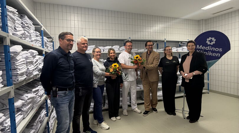 Mitarbeitende und Projektbeteiligte bei der Inbetriebnahme des neuen Wäscheausgabesystems am Medinos Klinikum Sonneberg.