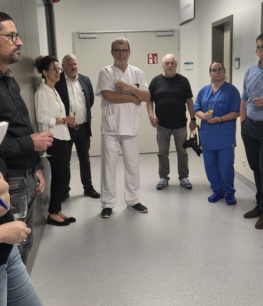Dr. med. Matthias Schwenk, Matthias Kempf und André Resch gemeinsam mit Mitarbeitenden und dem Sekretariat der Kardiologie bei der Eröffnung des neuen Katheterlabors am Medinos Klinikum Sonneberg.