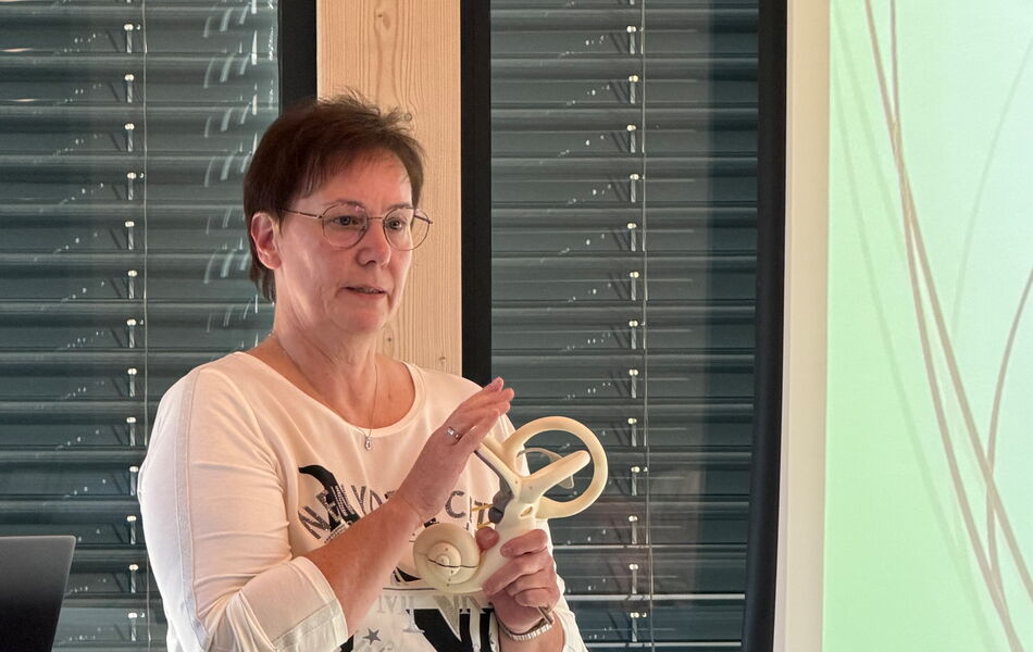 Gabriele Heublein erklärt beim Schwindel-Vortrag in Neuhaus am Rennweg das Gleichgewichtsorgan anhand eines anatomischen Modells.