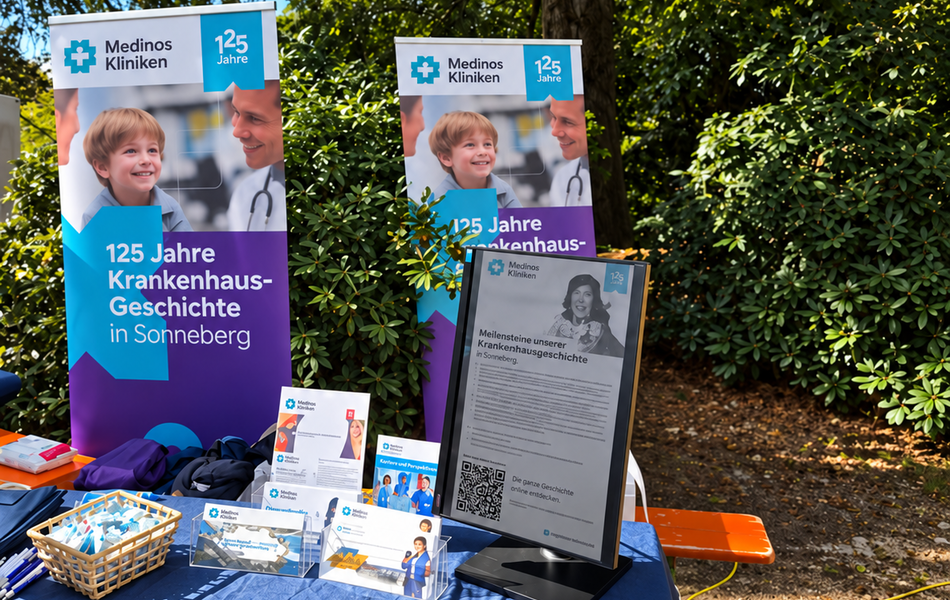 Informationsstand der Medinos Kliniken beim MINT-Tag 2026 im Sonneberger Stadtpark mit Infomaterialien und Ausstellung zur Krankenhausgeschichte.