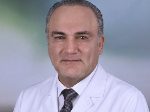 MUDr. Karim Kabir, Chefarzt der Kardiologie bei den Medinos Kliniken Sonneberg in einem weißden Ärztekittel.