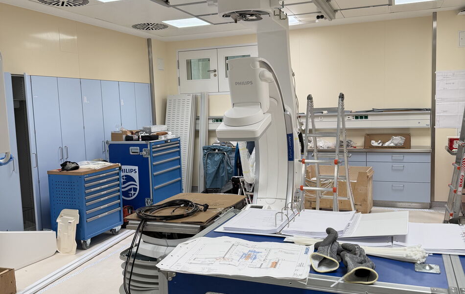 Blick in das neue Katheterlabor des Medinos Klinikums Sonneberg während der technischen Installation