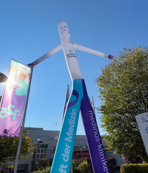 Großer Medinos Skydancer vor dem Klinikum Sonneberg unter blauem Himmel am Tag der Eröffnung des neuen Katheterlabors.