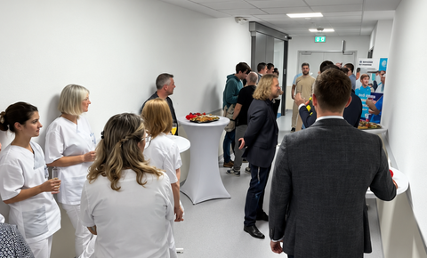 Gäste und Mitarbeitende bei der feierlichen Inbetriebnahme des neuen Katheterlabors am Medinos Klinikum Sonneberg.