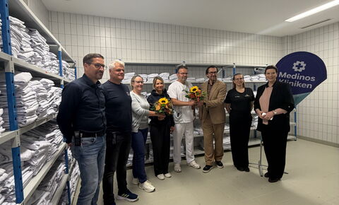 Mitarbeitende und Projektbeteiligte bei der Inbetriebnahme des neuen Wäscheausgabesystems am Medinos Klinikum Sonneberg.
