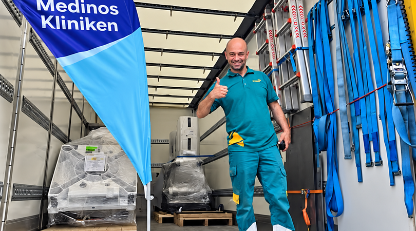 Mitarbeiter bei der Anlieferung medizinischer Technik für das neue Herzkatheterlabor am Medinos Klinikum Sonneberg.